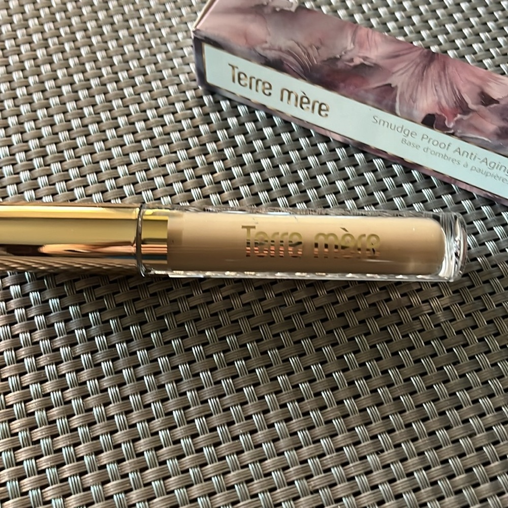 Terre Mere - Smudge Proof Anti-Aging Eyeshadow Base